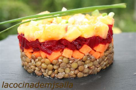 Ensalada de lentejas vibrante con remolacha y zanahoria, sobre un plato blanco
