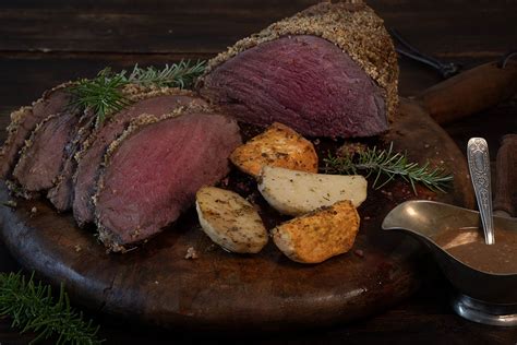 Picaña al horno con costra dorada y guarnición de patatas y boniatos