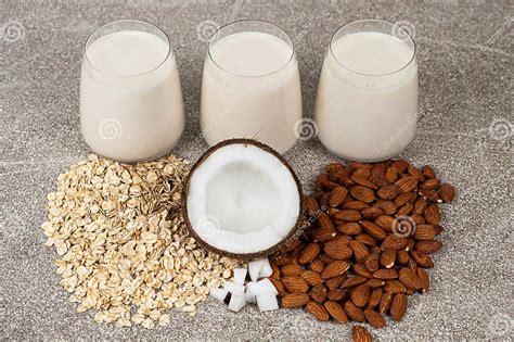 diversas leches vegetales como almendras, coco y avena, junto a frutos secos y semillas
