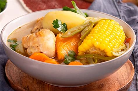 Selección de ingredientes frescos y coloridos para cazuela de pollo