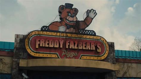 Freddy Fazbear's Pizza letrero y animatrónicos icónicos