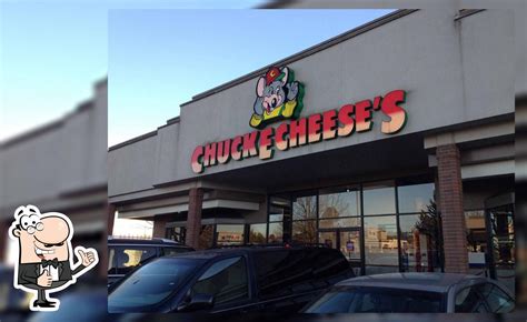 Fachada de un restaurante Chuck E. Cheese de los años 90