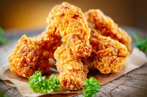 foto de pollo apanado recién frito listo para la hamburguesa