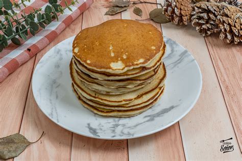 Foto de panqueques recién hechos y apilados, listos para rellenar