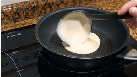 Secuencia de imágenes: verter mezcla, cocinar un lado, voltear, cocinar el otro lado