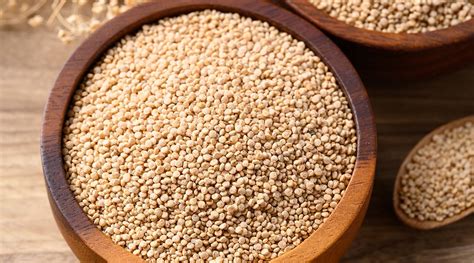 Foto de ingredientes clave: quinoa cruda y cocida, zanahoria, cebolla, huevo, especias