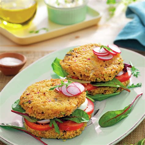 Foto de hamburguesas de quinoa servidas con pan, lechuga y tomate