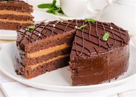 Pastel de chocolate con frutillas cortado en porciones, mostrando las capas de bizcocho, betún y relleno de frutillas