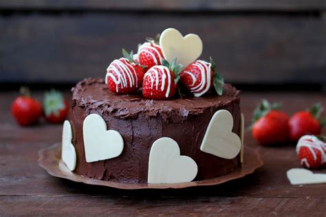 Pastel de chocolate con frutillas decorado y listo para servir