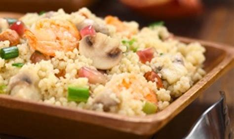 Plato de cuscús con camarones humeante y vegetales de invierno