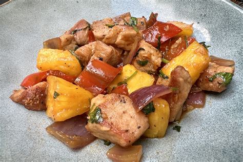 Plato terminado de costilla de cerdo con piña, con colores vivos y salsa espesa