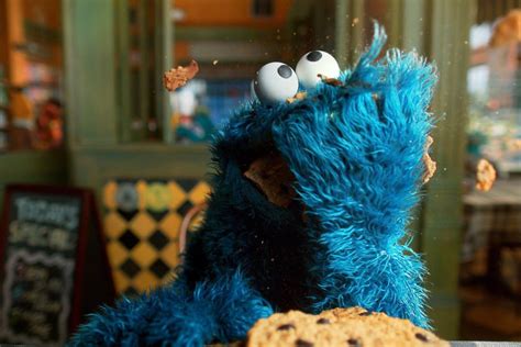 El Monstruo Comegalletas comiendo una manzana junto a sus galletas