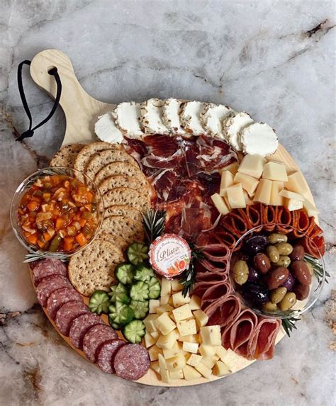Plato de embutidos variados y carnes frías en una tabla de madera