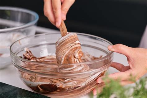Visualización de los movimientos envolventes utilizados para incorporar las claras montadas a la mezcla de chocolate.