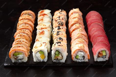Surtido de diferentes rollos de sushi con queso crema, mostrando su variedad de colores e ingredientes