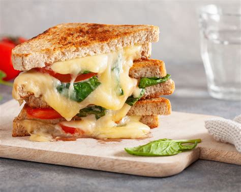 Sándwiches de queso y tomate horneados y listos para servir