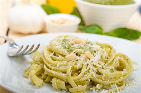 Esquema de los pasos para preparar pasta con pesto cremoso