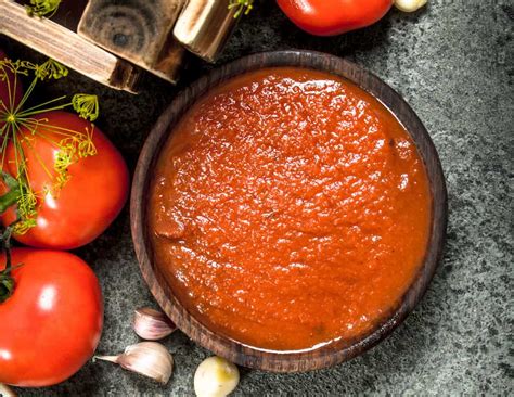 Esquema de ingredientes básicos para salsa pomodoro: tomates, ajo, albahaca, aceite de oliva