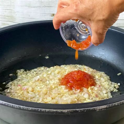 Cocina con sofrito de ajo y cebolla en aceite de oliva