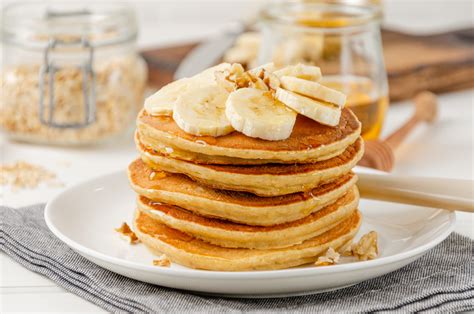 Primer plano de la masa de pancakes con canela recién mezclada en un bol.
