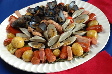 Variedad de ingredientes frescos para un curanto: mariscos, carnes y vegetales