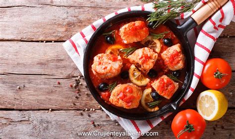 Plato tradicional de bonito con tomate