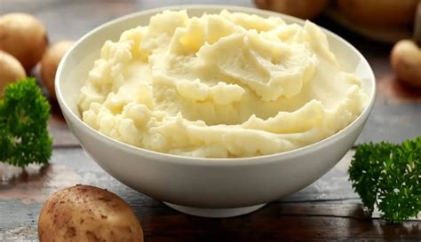 Preparación del puré de papa con alternativas vegetales como leche de almendras y aceite de oliva