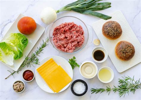Ilustración de ingredientes de hamburguesas como carne, queso, tomate, lechuga y pan