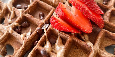 Waffle sin gluten recién hecho en waflera