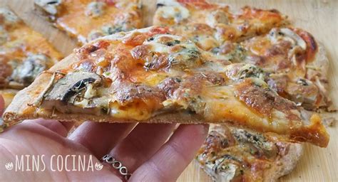 Foto de pizza casera recién horneada, con ingredientes frescos y masa dorada