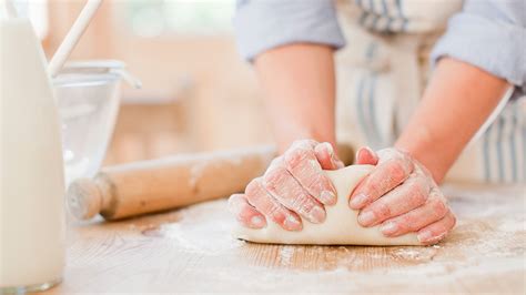 Infografía mostrando los pasos clave para amasar la masa de pizza