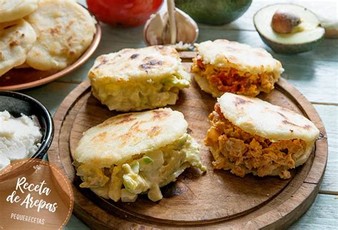 Variedad de arepas rellenas con diferentes ingredientes