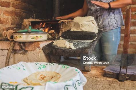 Mujer indígena mexicana preparando tortillas de maíz
