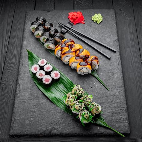 fotografía de surtido de sushi y rolls variados