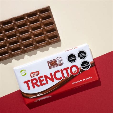 Foto detallada de una barra de Chocolate Trencito con sus ingredientes destacados