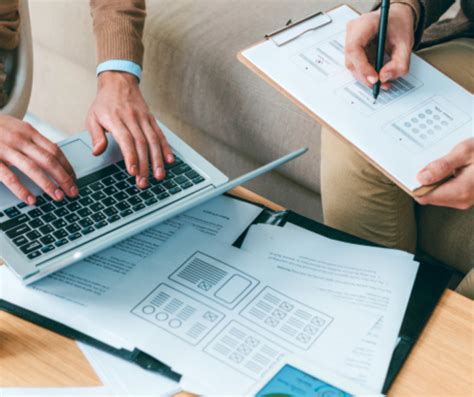 Infografía detallando los pasos y requisitos clave para la correcta elaboración de un anexo de contrato de trabajo en Chile.