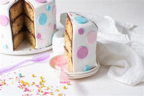 Imagen de un postre (tarta o pastel) decorado elegantemente con crema chantilly y frutas frescas.