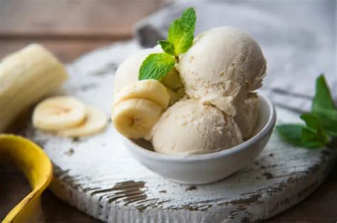 Imagen de un helado casero de plátano y cacao, presentado de forma atractiva para niños.