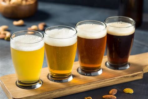 Temático: Diferentes tipos de cerveza artesanal tipo Ale, mostrando sus colores y espumas