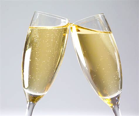 imagen de una copa de cava o champagne con ostras frescas