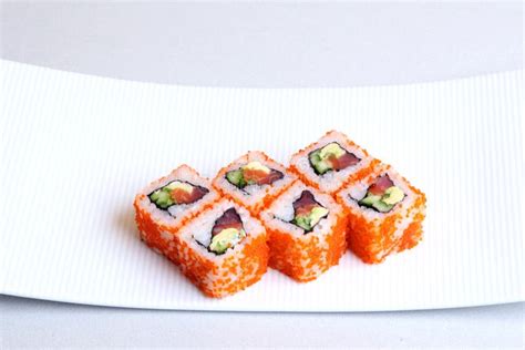 Fotografía de un rollo California de camarón listo para ser consumido
