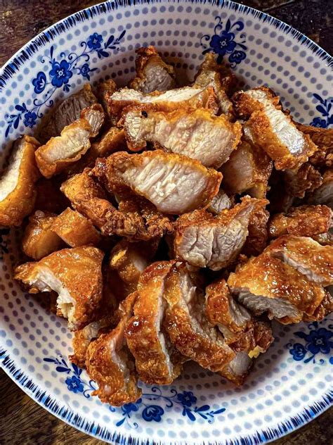 Plato de carne de cerdo frita dorada con especias