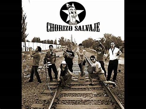 Fotografía de la banda Chorizo Salvaje actuando en un ambiente exterior o callejero, destacando su naturaleza nómada y acústica.