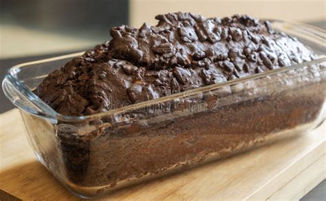 Foto de bizcochuelo de chocolate recién horneado en bandeja