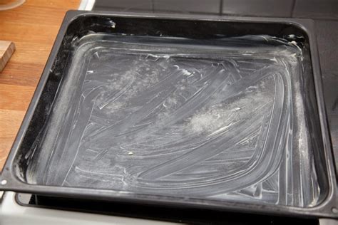 Esquema de bandeja de horno engrasada y con papel manteca