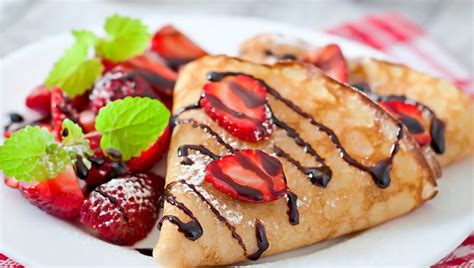 Crepas dulces rellenas de frutas y chocolate