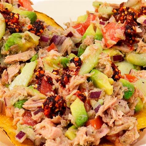 Cebolla picada y atún escurrido