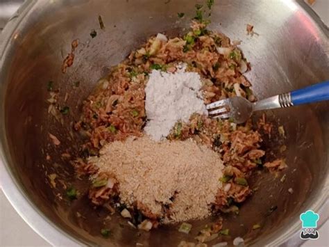 Mezcla de ingredientes para fritos de atún lista para formar
