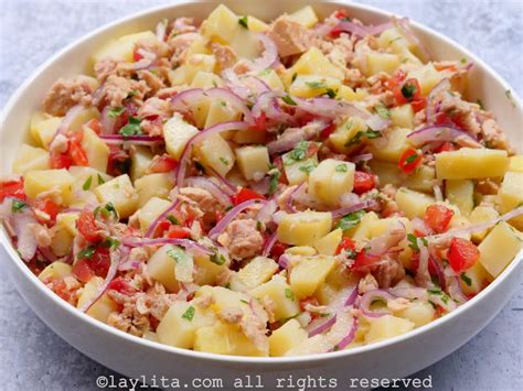Plato de fritos de atún acompañados de ensalada y arroz