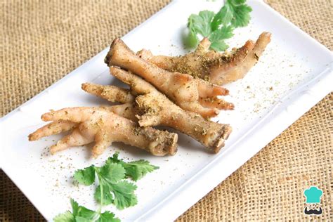 Foto temática de patas de pollo asadas y doradas en un plato rústico